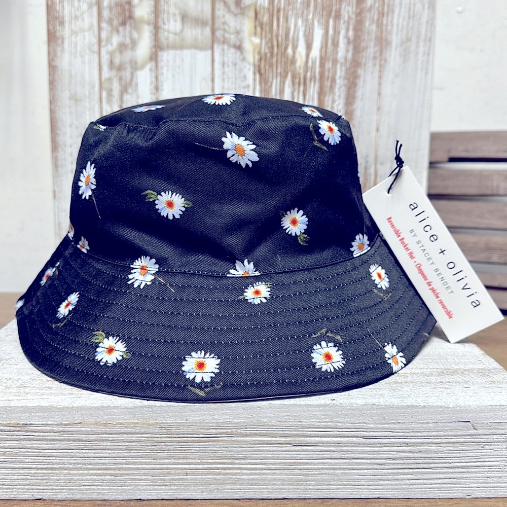 Alice & Olivia Stacey Bendet reversible black white flower print bucket sun hat